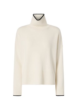 Suéter de cuello alto color crema con textura canalé, con un cuello alto y borde negro en el cuello y los puños.