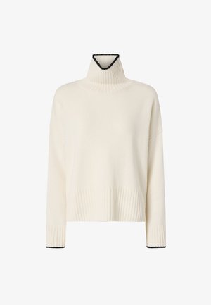 Suéter de cuello alto color crema con textura canalé, con un cuello alto y borde negro en el cuello y los puños.