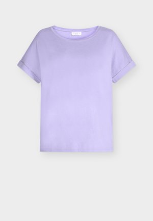 Levendulalila rövid ujjú pamut póló felhajtott mandzsettákkal és kerek nyakkivágással, egyszerű háttéren bemutatva.