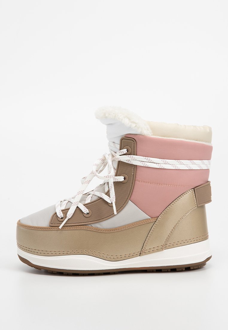 Stivale realizzato in materiali misti nei colori beige chiaro, rosa e bianco. Dotato di una fodera in pelliccia sintetica, suola spessa e dettagli testurizzati. Decorazione con stringhe.