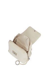 Zaino in pelle color crema con una finitura texturizzata, dotato di un compartimento principale con zip e un flap anteriore con chiusura. Inclusi tasche interne.