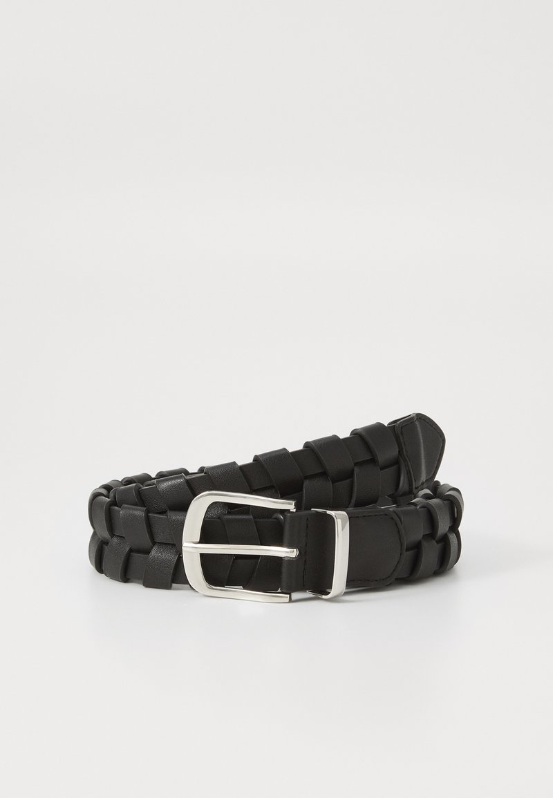 Cinturón de cuero tejido negro con hebilla de metal plateado. Presenta un diseño texturizado y un extremo cerrado, adecuado para varias tallas de cintura.