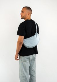Larkson SOLVEIG MEDIUM HALF MOON - Borsa a tracolla - ice blue