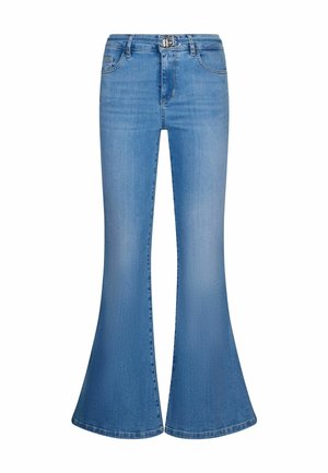 Jasnoniebieskie dzwony z denimu z przednimi kieszeniami, szlufkami na pasek oraz metalicznym guzikiem z logo przy talii.