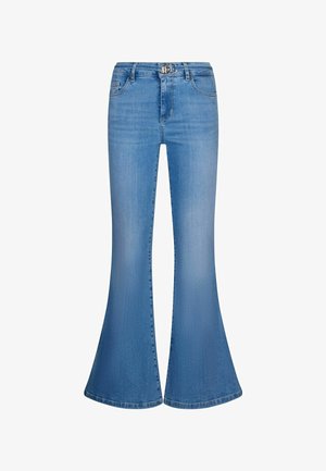 Jean évasé en denim bleu clair avec poches avant, passants de ceinture et fermeture à bouton métallique avec logo à la taille.