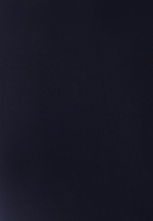 Tamno plava teksturirana tkanina s glatkom završnom obradom, koja ima mat površinu i suptilne refleksije svjetlosti, stvarajući ujednačen izgled.