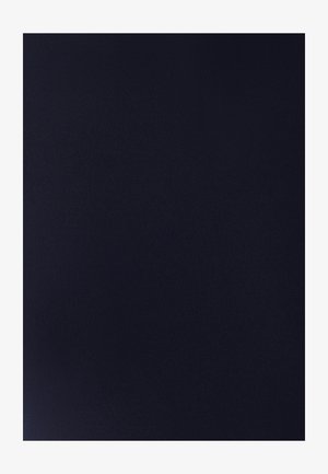 Tamno plava teksturirana tkanina s glatkom završnom obradom, koja ima mat površinu i suptilne refleksije svjetlosti, stvarajući ujednačen izgled.