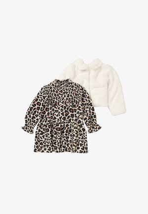 Długa sukienka w panterkę z marszczonym gorsetem obok białej krótkiej kurtki z sztucznego futra, obie w rozmiarze dla maluchów.