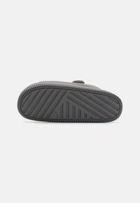 Nike Sportswear CALM UNISEX - Szandálok - flat pewter/metallic silver