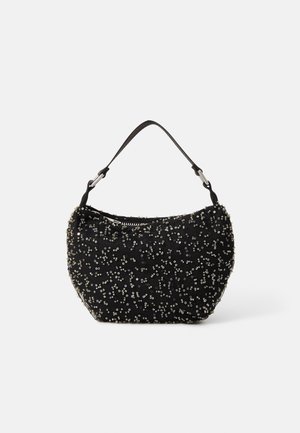 Zwarte handtas van stof, versierd met zilveren pailletten. Heeft een korte band en een ronde vorm, met een ritssluiting aan de bovenkant.