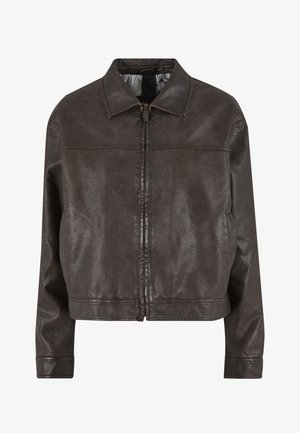 Veste en cuir marron avec une texture lisse, un col à revers, une fermeture éclair à l'avant et des manches longues. Présente des détails de couture minimalistes.
