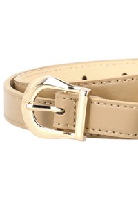 Beige leren riem met een zilverkleurige metalen gesp, een gladde textuur en topstiksels langs de randen.