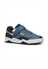 Scarpe da ginnastica blu con tomaia in tessuto testurizzato, intersuola bianca e suola in gomma nera. Presentano una fascetta in velcro e un accento arancione.