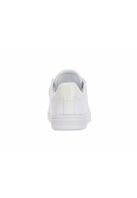 Sneaker bianco con esterno in pelle liscia, colletto imbottito e sezione del tallone testurizzata. Presenta una suola in gomma e un design minimalista.