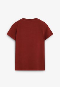 Camiseta básica de manga corta en rojo oscuro, mostrada desde la parte posterior sobre un fondo blanco, con un escote redondo.