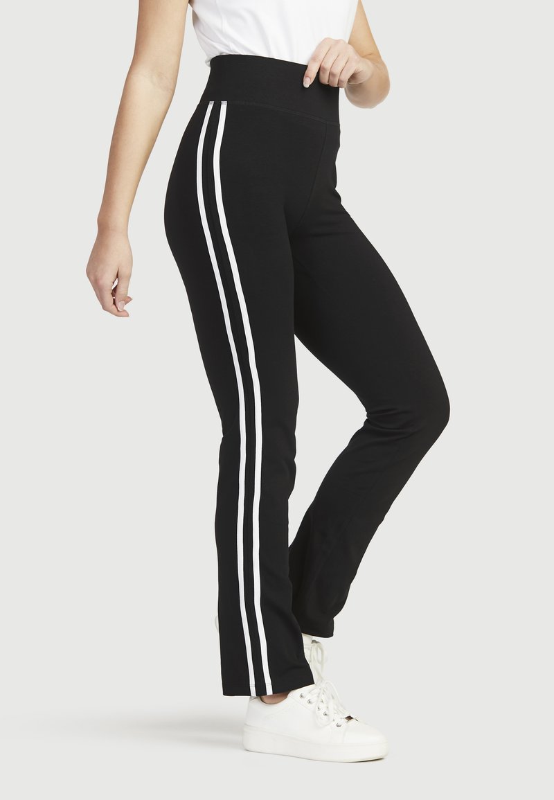 Schwarze Leggings mit einem hoch geschnittenen Design, die an den Seiten zwei weiße vertikale Streifen aufweisen und eine glatte, weiche Textur haben.