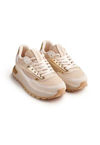 Zapatillas de malla y ante beige con acentos dorados, cordones y paneles blancos texturizados, que cuentan con una suela de goma gruesa para un mejor agarre.