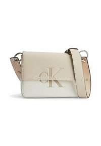 Sac bandoulière Calvin Klein Jeans en cuir beige et blanc, avec logo embossé, bandoulière réglable et texture lisse avec bordure contrastante.