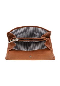 Bruine leren portemonnee met een open klep, voorzien van een gestreepte stoffen voering en een centrale ritscompartiment voor organisatie.