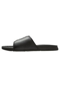 Sort slide sandal med en struktureret syntetisk overdel, åben tådesign, lav profil gummisål og ingen synlige udsmykninger.