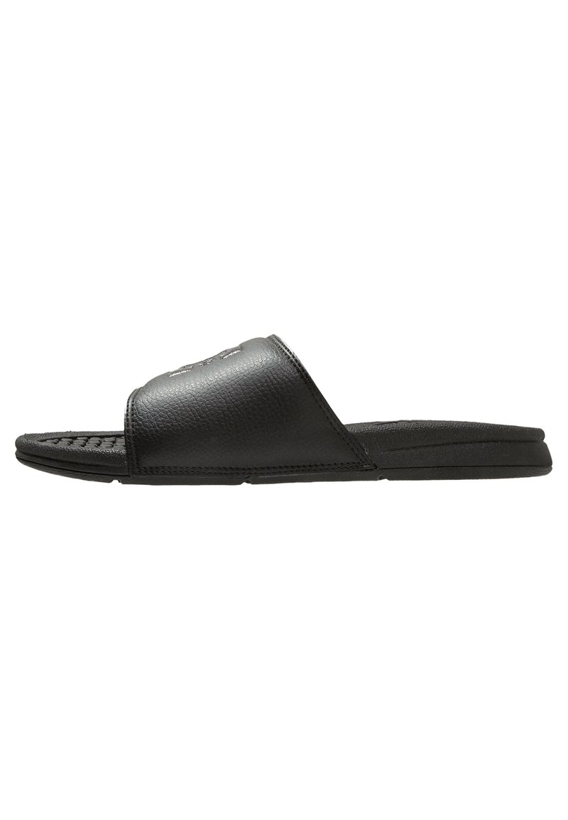 Sort slide sandal med en struktureret syntetisk overdel, åben tådesign, lav profil gummisål og ingen synlige udsmykninger.