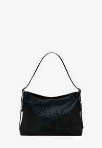 Schwarze Lederhandtasche mit geschwungener Form, verziert mit geprägten Blumendesigns und einem einzelnen Schultergurt. Glatte Textur mit silbernem Zubehör.
