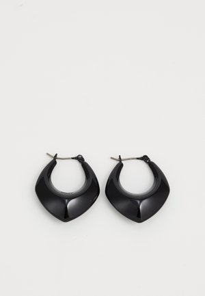 Brincos de argola em plástico preto com uma forma de crescente distintiva e acabamento brilhante. Apresentam um hardware metálico esbelto para fecho.