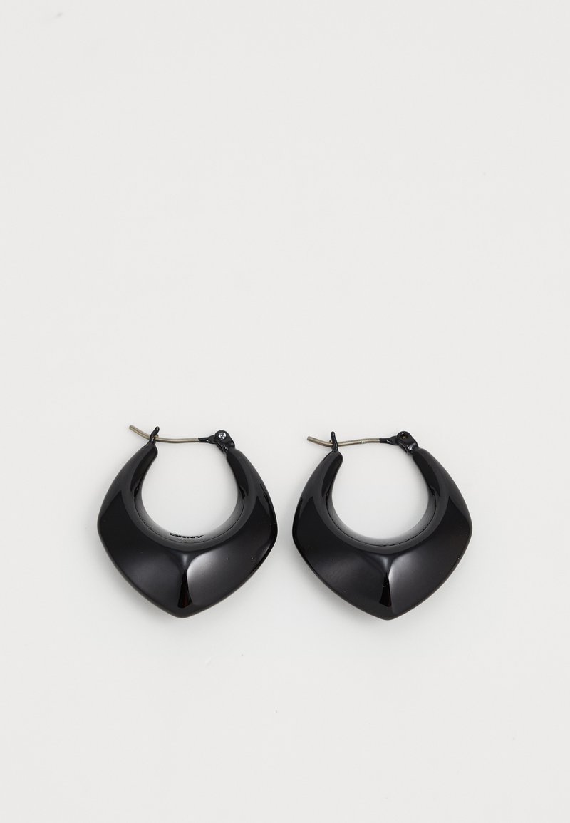 Boucles d'oreilles en plastique noir en forme de croissant avec une finition brillante. Équipées de matériel métallique mince pour le maintien.