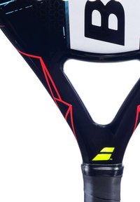 Sort tennisracket håndtag med røde vinklede accenter, der har en trekantet udskæring og et neongult logo nær grebet. Glat tekstur.