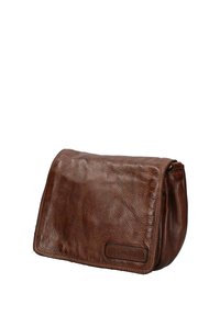Borsa a tracolla in pelle Marrone con finitura testurizzata, chiusura a patta e un accentuazione con logo sulla parte anteriore. Forma compatta e rettangolare.