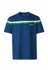 Camiseta de algodón azul con una franja horizontal blanca y verde en el pecho, con el logo de "Salsa Jeans" impreso en la parte frontal.