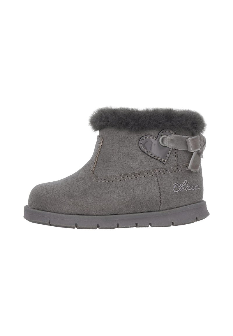 Stivale alla caviglia in suede grigio con risvolto in pelliccia sintetica, dettaglio a forma di cuore, accentato da un fiocco e una suola in gomma flessibile. Texture liscia e cuciture a vista.