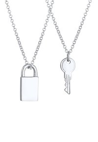 Collier en ton argent avec deux pendentifs : un cadenas et une clé, tous deux avec une finition polie et des designs détaillés.