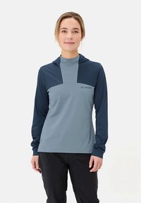 Langärmliges Kapuzenshirt in Blau-Grau und Marineblau, mit Farbblock-Design, Logodetail und glatter Textur.