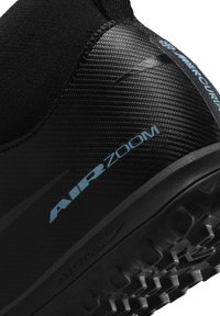 Schwarzer Sportschuh mit strukturiertem Obermaterial und blauem "AIR ZOOM"-Logo. Die Sohle weist ein robustes Profil für guten Halt auf.