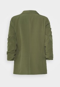 Olivgrön kavaj med en strukturerad krage, långa ärmar och rynkdetaljer vid manschetterna; slät textur, skräddarsydd passform.