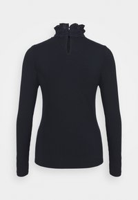 Černý žebrovaný top s dlouhým rukávem a krajkovým okrajem na výstřihu, který má výřez na zádech. Tkanina vypadá jemně a texturovaně.