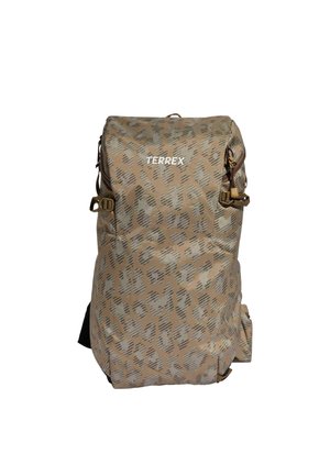 Beigefarbener und hellgrauer Rucksack mit Leopardenmuster, oberer Klappe, seitlichen Schnallen und weißem Terrex-Logo vorne.