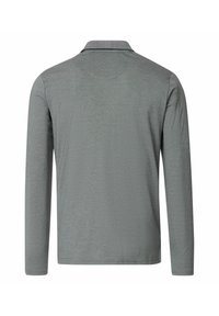 Langärmliges Polohemd in Grau. Weicher, strukturierter Stoff mit einem Kragen und einer leicht taillierten Silhouette. Einfaches, modernes Design ohne Muster.