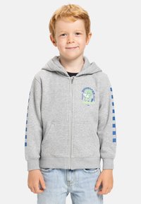 Šedá mikina na zips s predným vreckom, kapucňou so šnúrkou a modrými kockovanými akcentmi na rukávoch. Logo na hrudi v zelenej a modrej farbe.