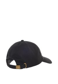 Gorra de algodón negra con visera curvada, que presenta un ajuste de hebilla de hardware de latón en la parte trasera. La textura parece suave y duradera.