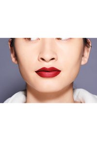 Shiseido MODERNMATTE POWDER LIPSTICK - Läppstift - exotic red
