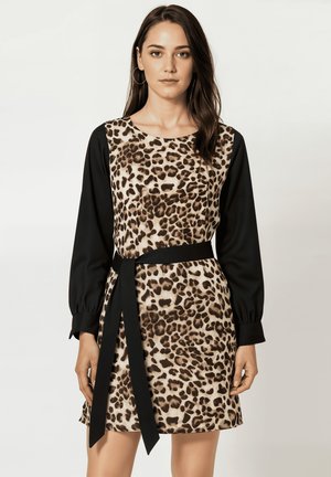Vestido de estampado de leopardo con contraste de mangas largas negras, cintura ajustada y cinturón de lazo, con tejido suave y escote redondo.