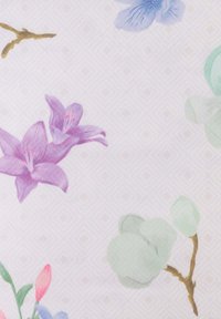 Bloemenpatroonkstof met orchideeën in paarse, blauwe en groene tinten op een wit gestructureerd achtergrond met subtiele stippen.