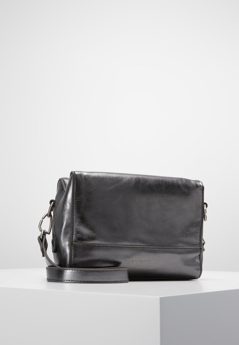 Czarna skórzana torebka na ramię o prostokątnym kształcie, gładkiej fakturze i regulowanym pasku. Posiada subtelne oznaczenia marki oraz metalowe akcenty.