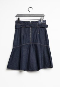Falda de mezclilla acampanada en azul oscuro con una cintura ajustada, cremallera frontal y presillas para cinturón; presenta costuras en contraste y un dobladillo a la altura de la rodilla.