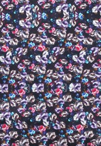 Geweven stof met een donkere achtergrond, versierd met groepen paarse, roze en blauwe bloemmotieven, samen met cirkelvormige accenten en texturen.