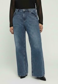 Jeans in denim blu a gamba larga con vita alta, caratterizzati da un classico design a cinque tasche e dettagli sbiaditi sottili. La texture è liscia, il tessuto è robusto.