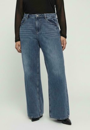 Brede spijkerbroek van blauw denim met een hoge taille, voorzien van een klassieke vijf-pocket stijl en subtiele vervaagde details. De textuur is glad, de stof is stevig.