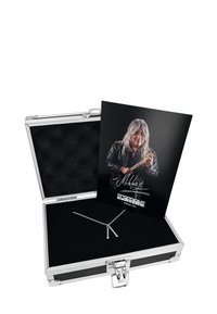 Collana d'argento in una custodia foderata in velluto nero, con una lettera "K" stilizzata. Include una cartolina fotografica firmata di Mikkey Dee.
